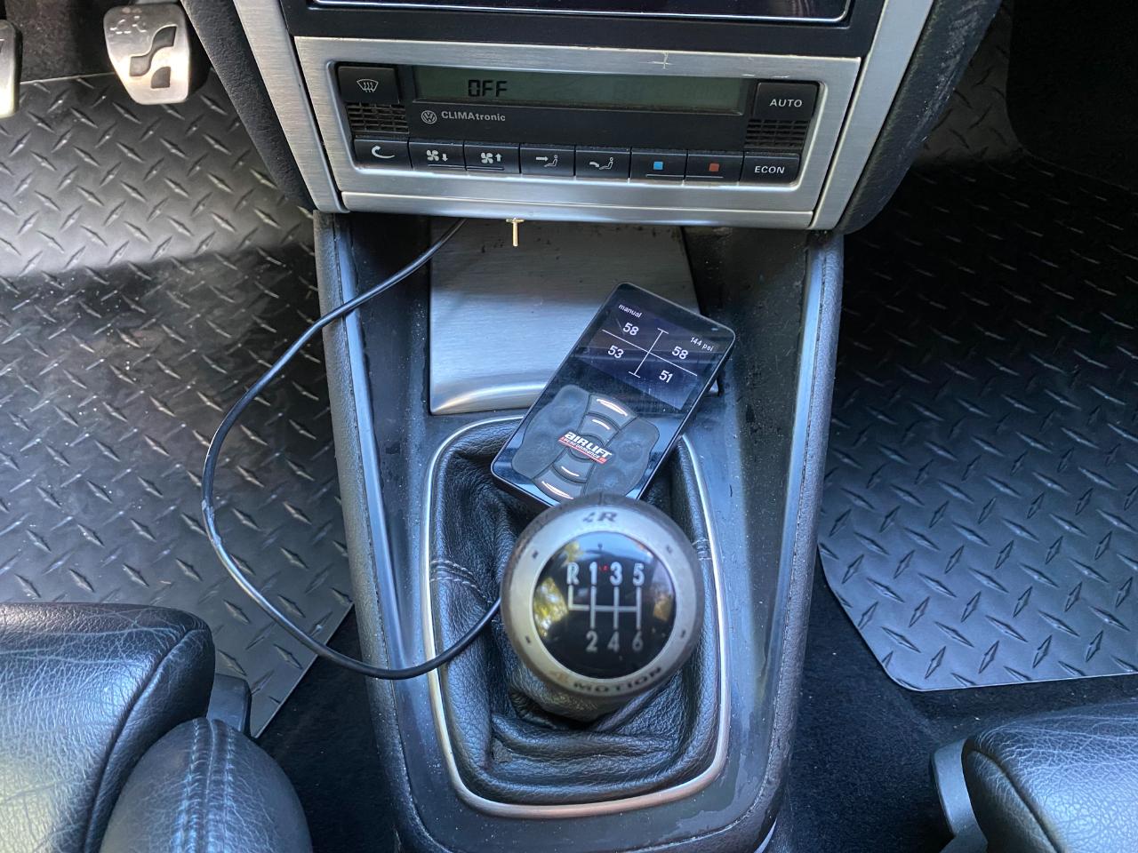 Volkswagen R32 2dr HB 6-spd Manual 2004