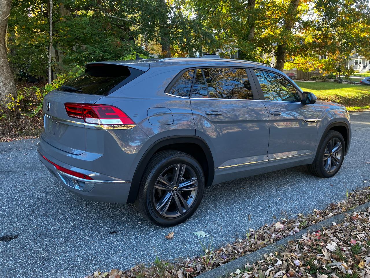 Volkswagen Atlas Cross Sport 3.6L V6 SE w/Technology R-Line FWD 2021