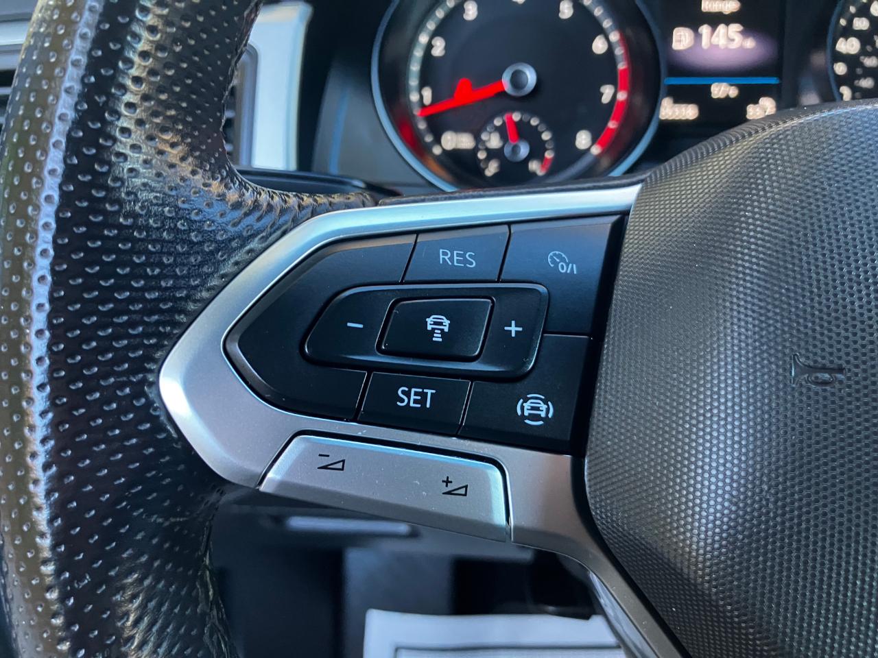 Volkswagen Atlas Cross Sport 3.6L V6 SE w/Technology R-Line FWD 2021