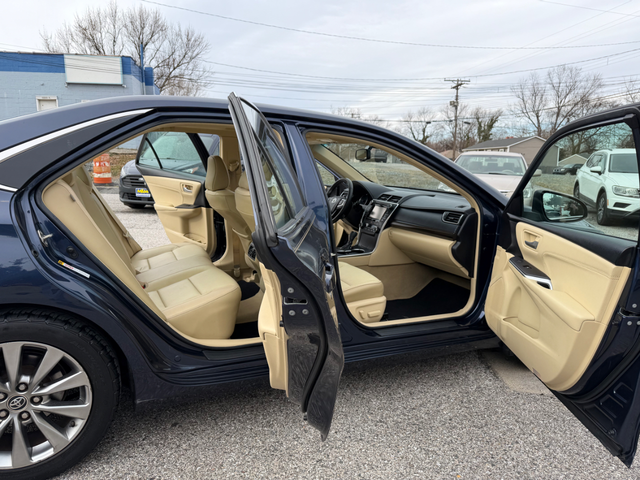 Toyota Camry 4dr Sdn XLE Auto 2016