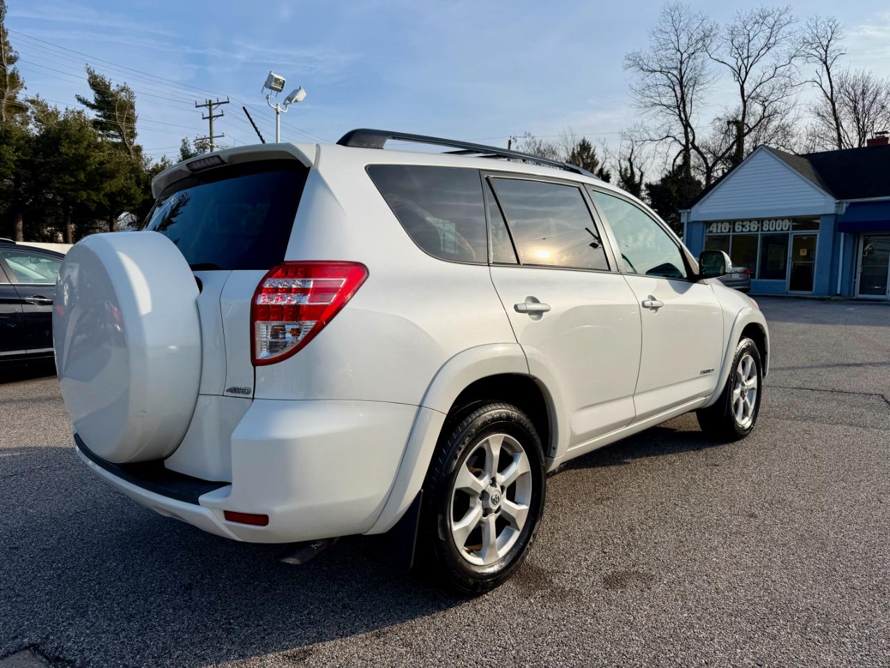 Toyota RAV4 4WD 4dr V6 5-Spd AT Ltd (Natl) 2011