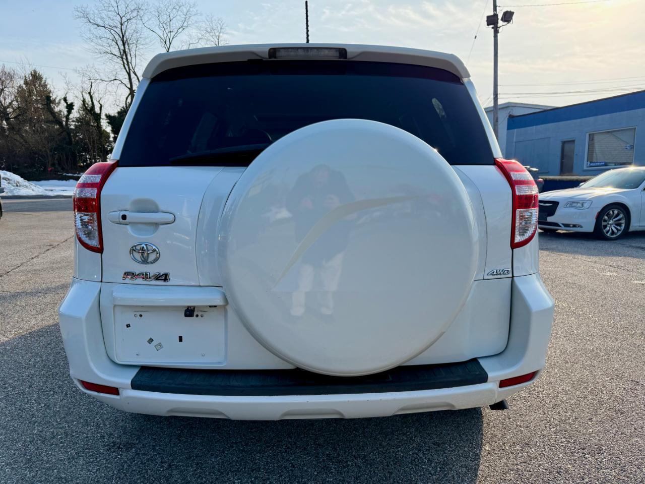 Toyota RAV4 4WD 4dr V6 5-Spd AT Ltd (Natl) 2011