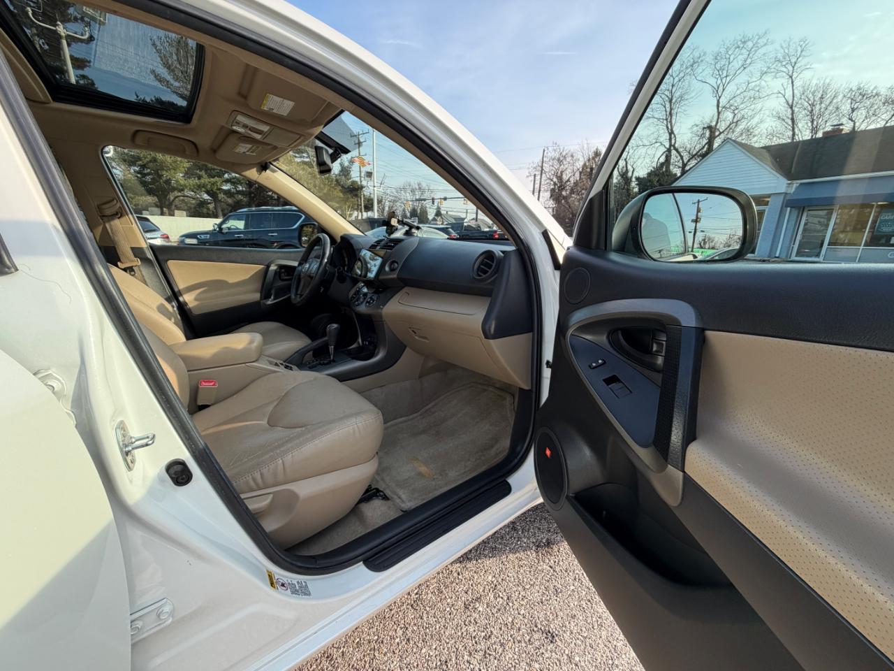 Toyota RAV4 4WD 4dr V6 5-Spd AT Ltd (Natl) 2011