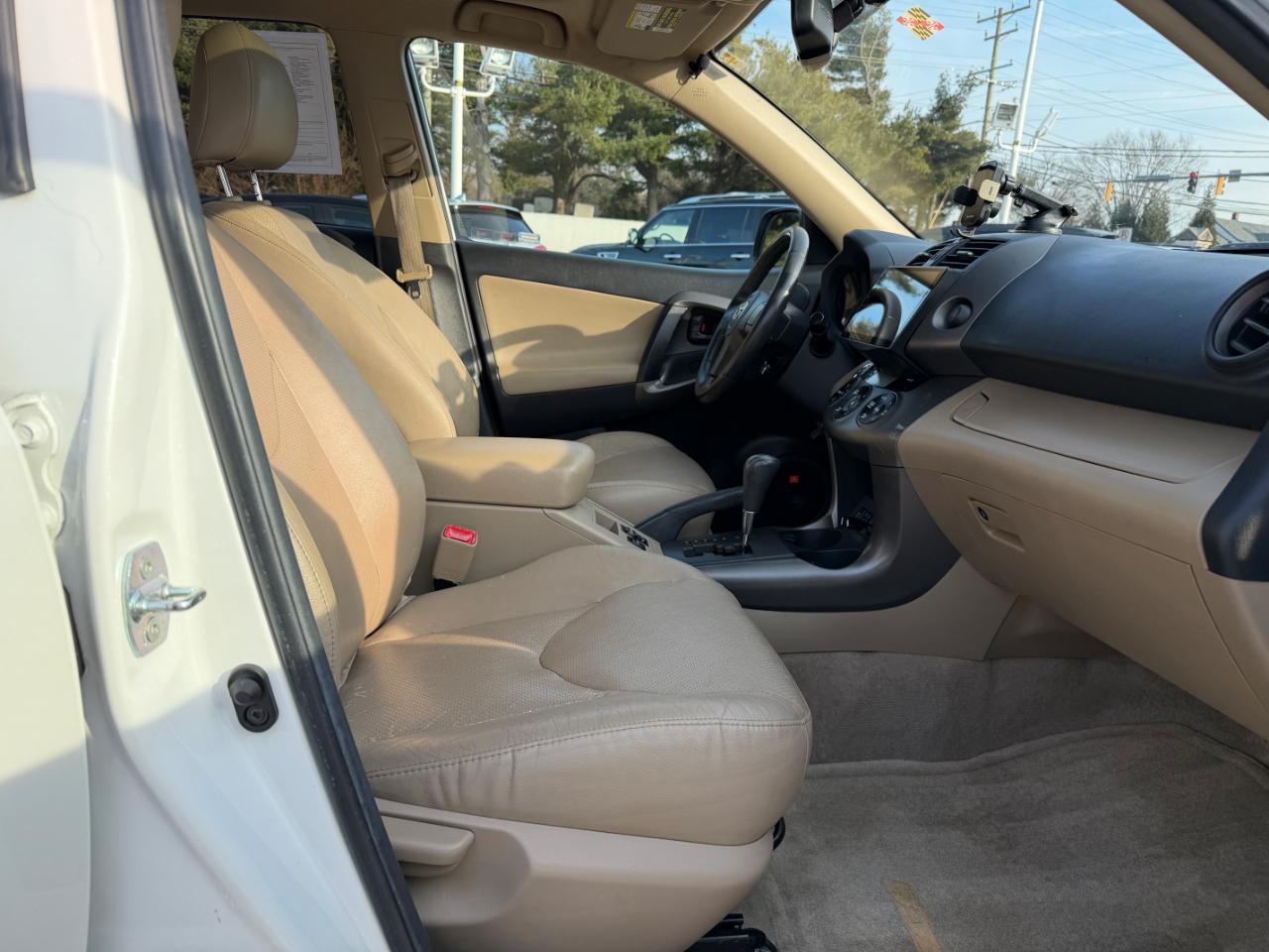 Toyota RAV4 4WD 4dr V6 5-Spd AT Ltd (Natl) 2011