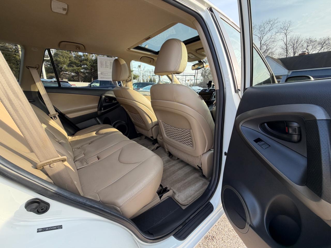 Toyota RAV4 4WD 4dr V6 5-Spd AT Ltd (Natl) 2011