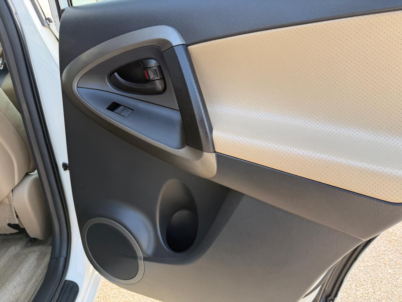 Toyota RAV4 4WD 4dr V6 5-Spd AT Ltd (Natl) 2011