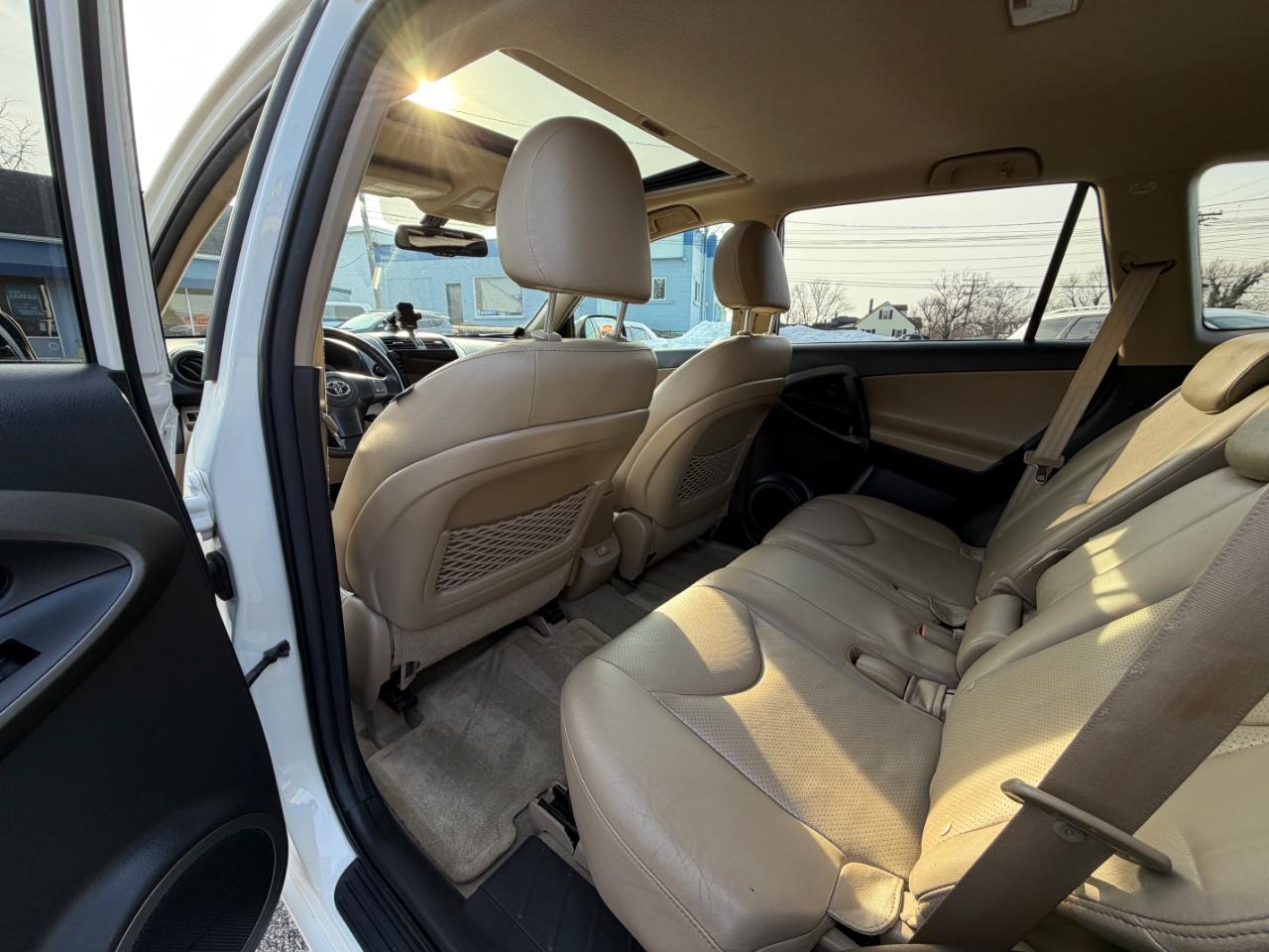 Toyota RAV4 4WD 4dr V6 5-Spd AT Ltd (Natl) 2011