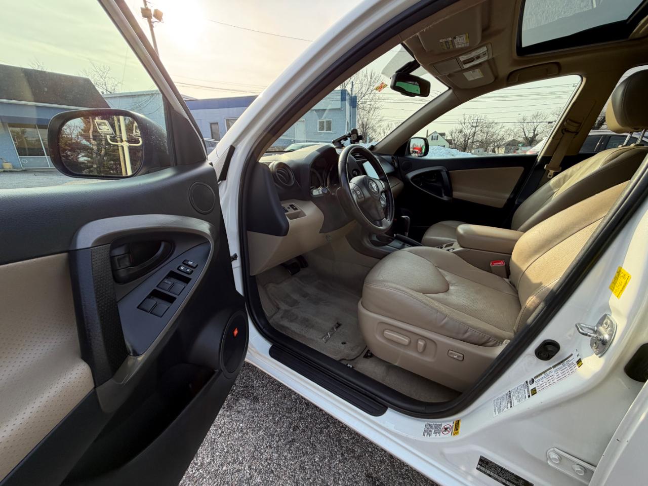 Toyota RAV4 4WD 4dr V6 5-Spd AT Ltd (Natl) 2011