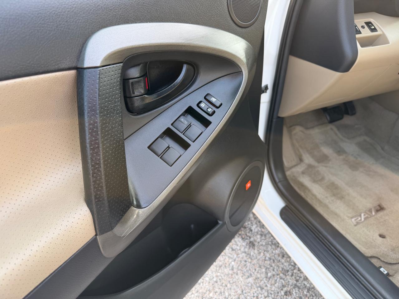 Toyota RAV4 4WD 4dr V6 5-Spd AT Ltd (Natl) 2011