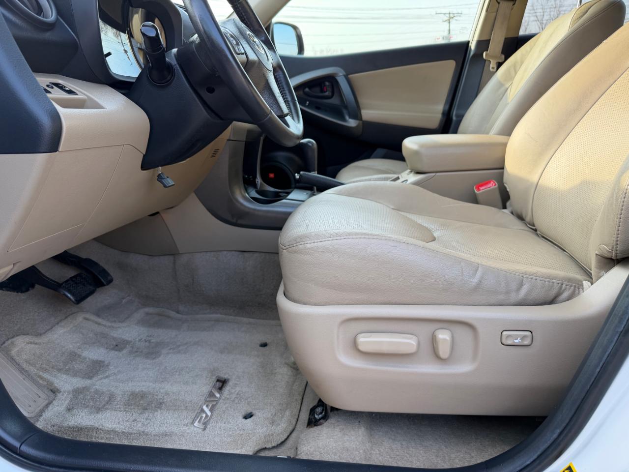 Toyota RAV4 4WD 4dr V6 5-Spd AT Ltd (Natl) 2011