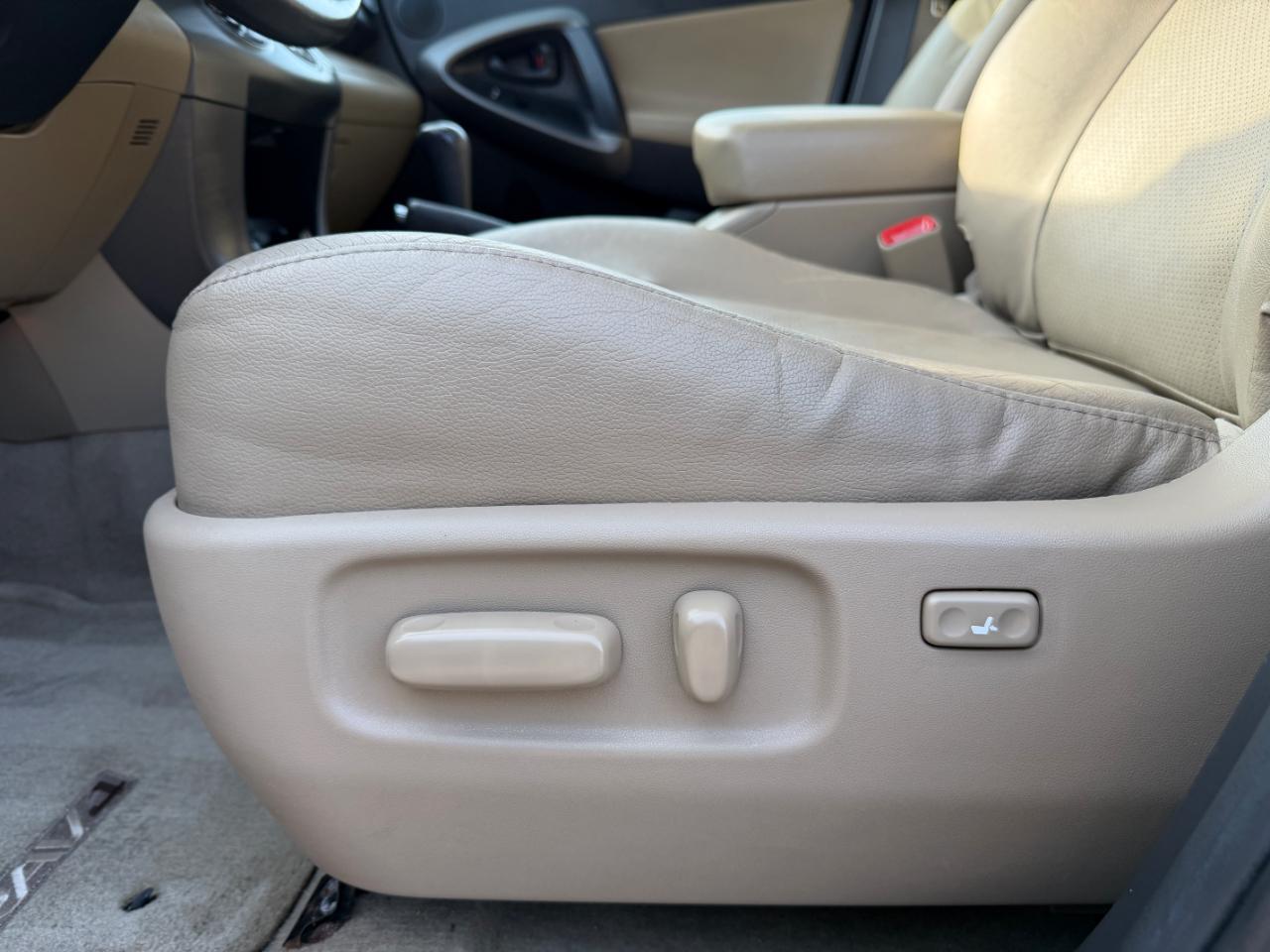 Toyota RAV4 4WD 4dr V6 5-Spd AT Ltd (Natl) 2011