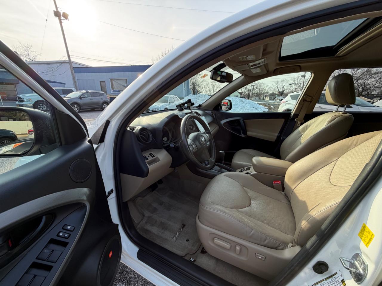 Toyota RAV4 4WD 4dr V6 5-Spd AT Ltd (Natl) 2011