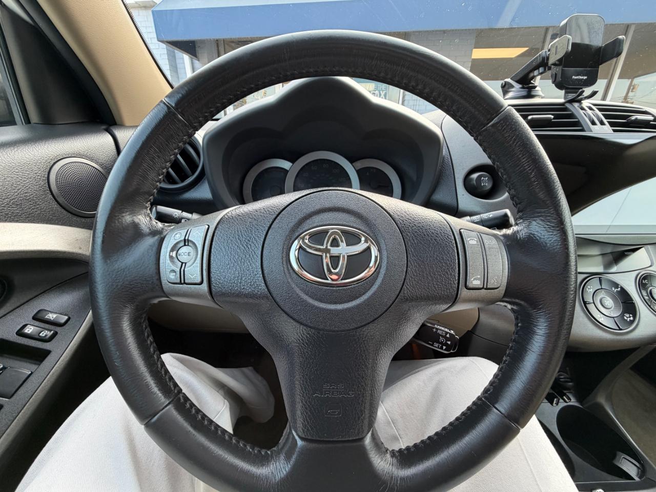 Toyota RAV4 4WD 4dr V6 5-Spd AT Ltd (Natl) 2011