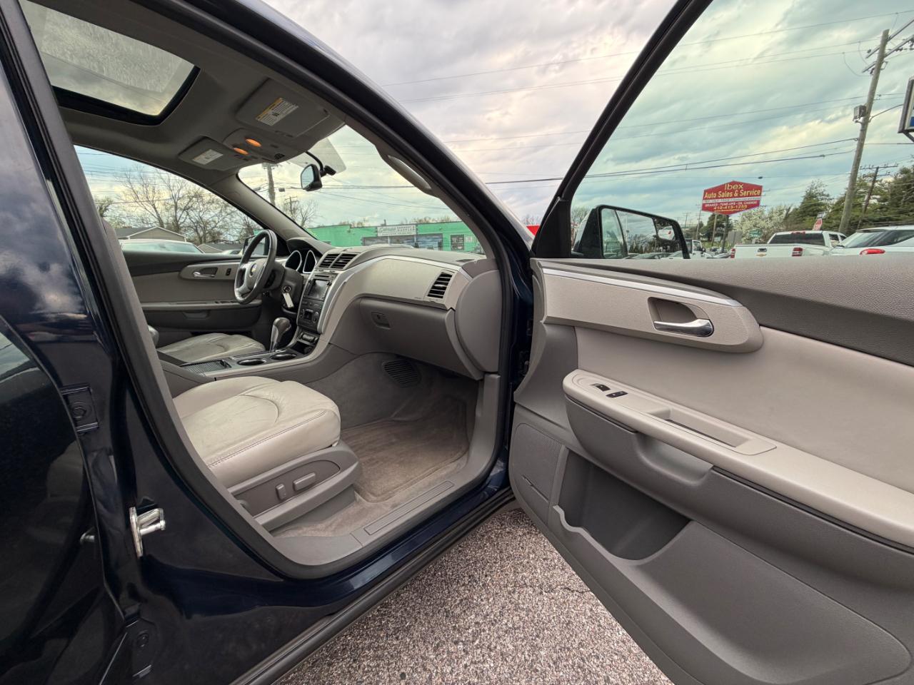 Chevrolet Traverse AWD 4dr LT w/2LT 2011