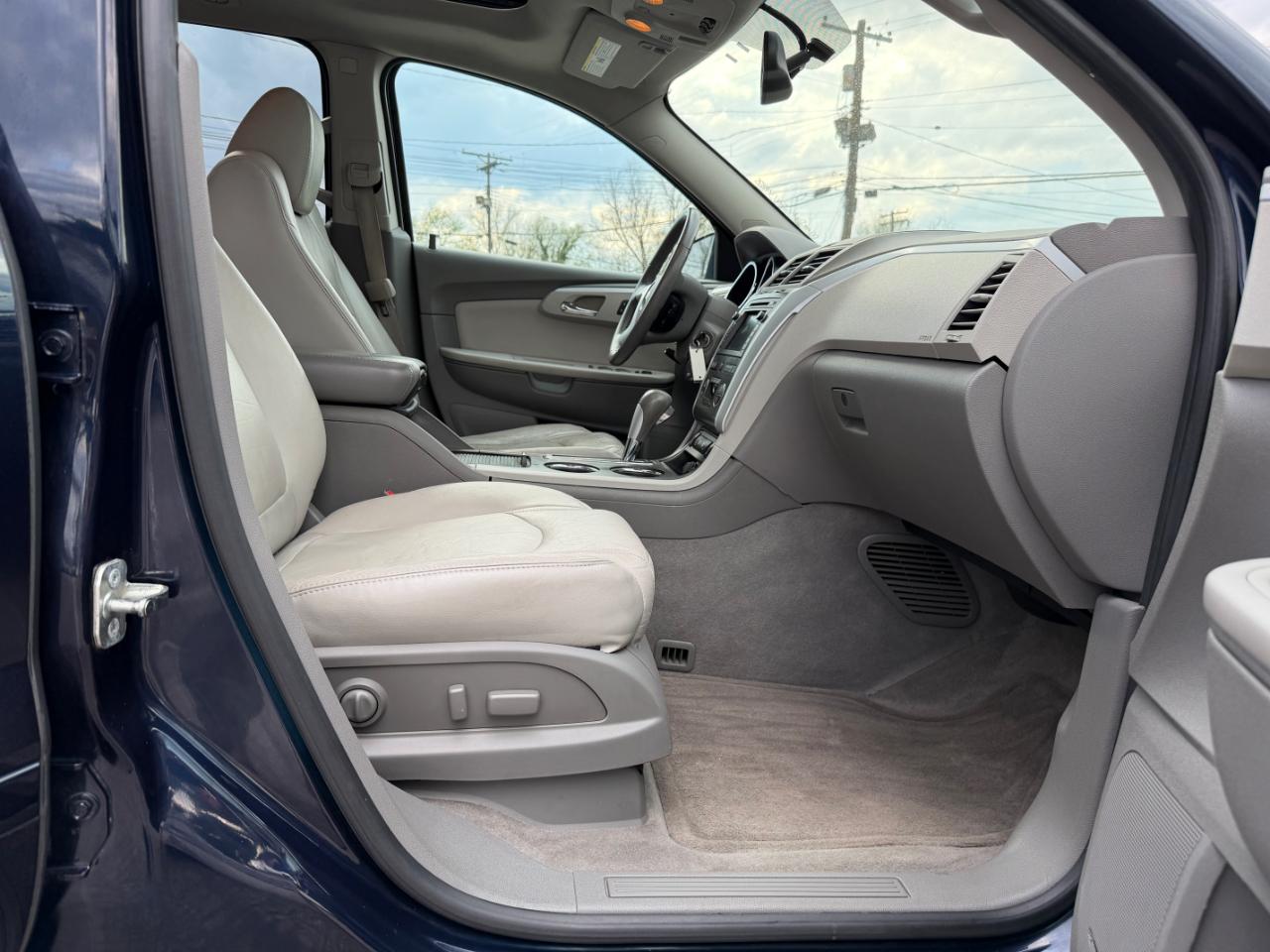 Chevrolet Traverse AWD 4dr LT w/2LT 2011