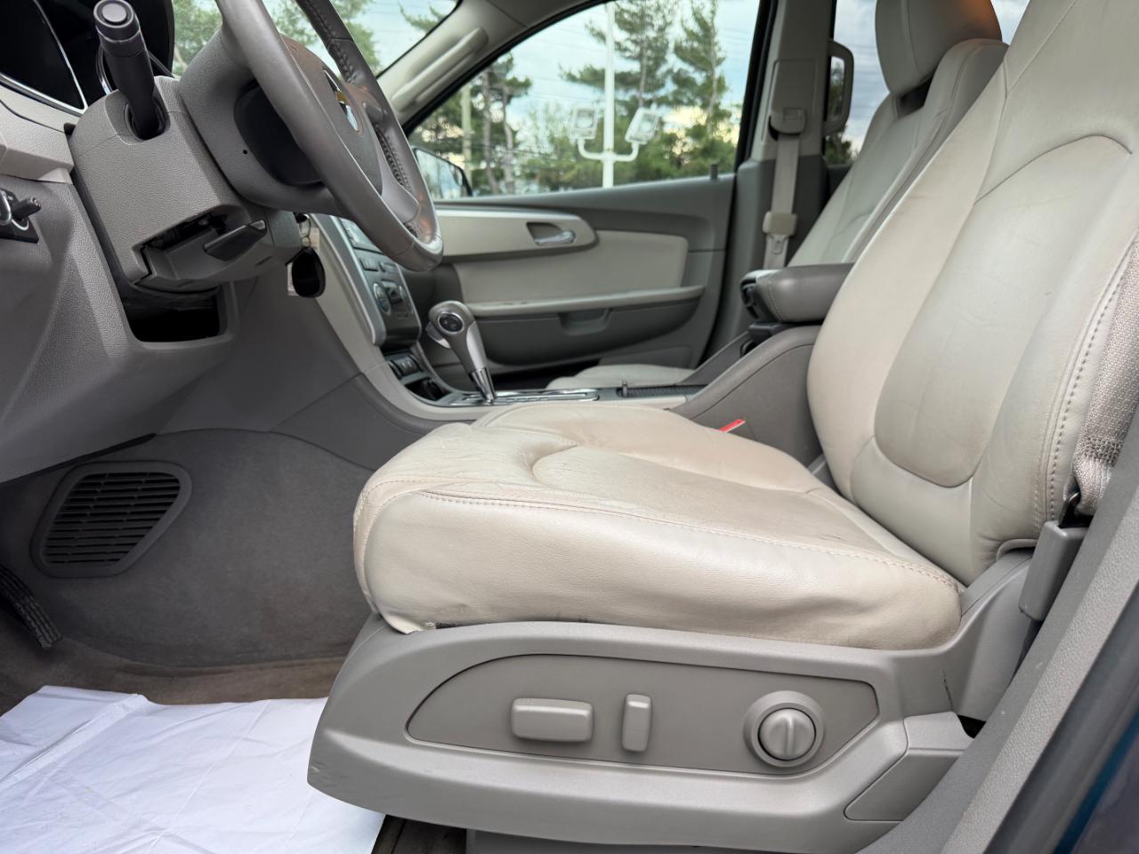 Chevrolet Traverse AWD 4dr LT w/2LT 2011