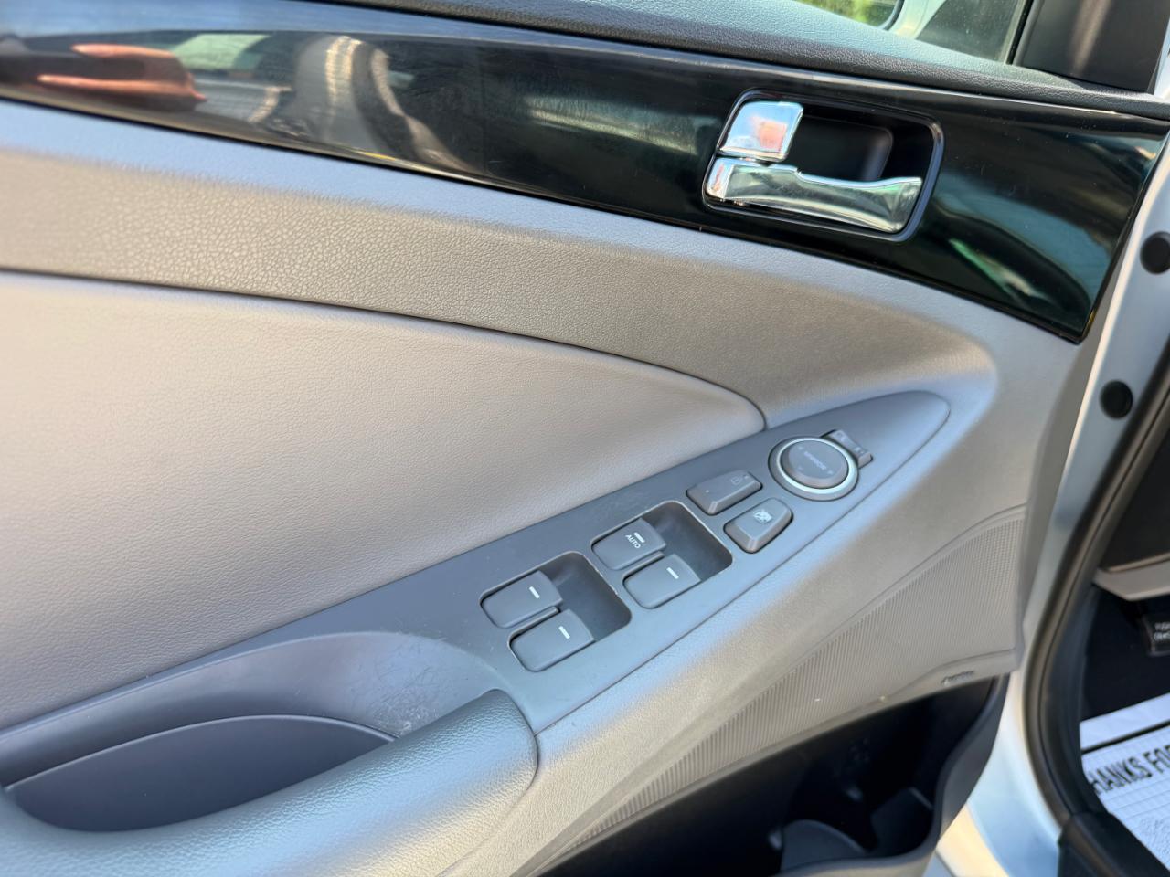 Hyundai Sonata 4dr Sdn 2.4L Auto Limited PZEV 2012