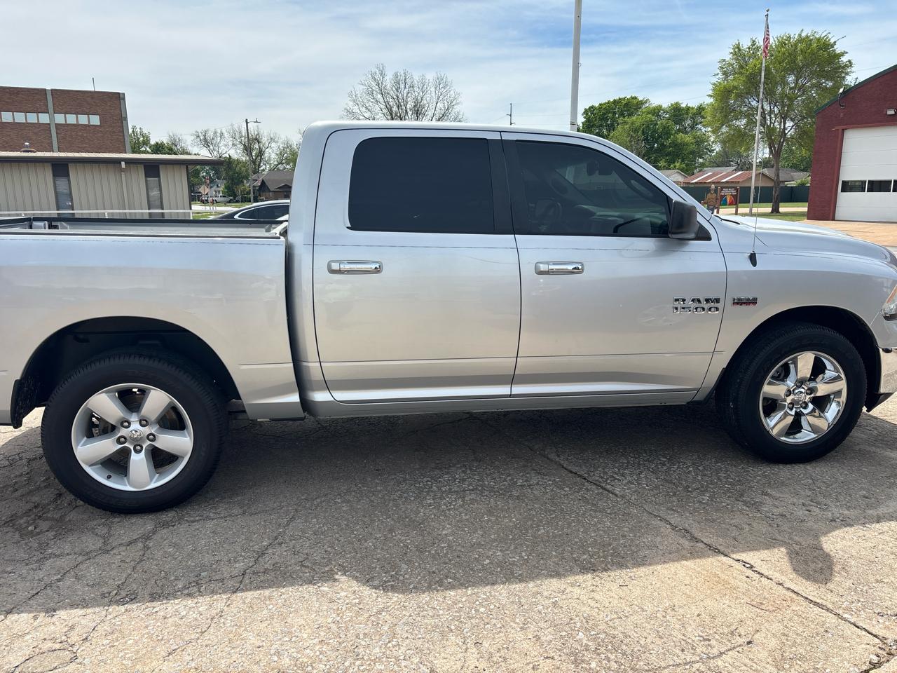 RAM 1500 SLT Crew Cab SWB 4WD 2016