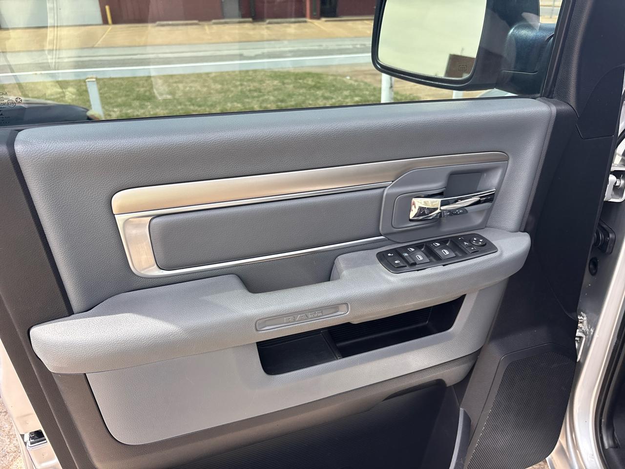 RAM 1500 SLT Crew Cab SWB 4WD 2016