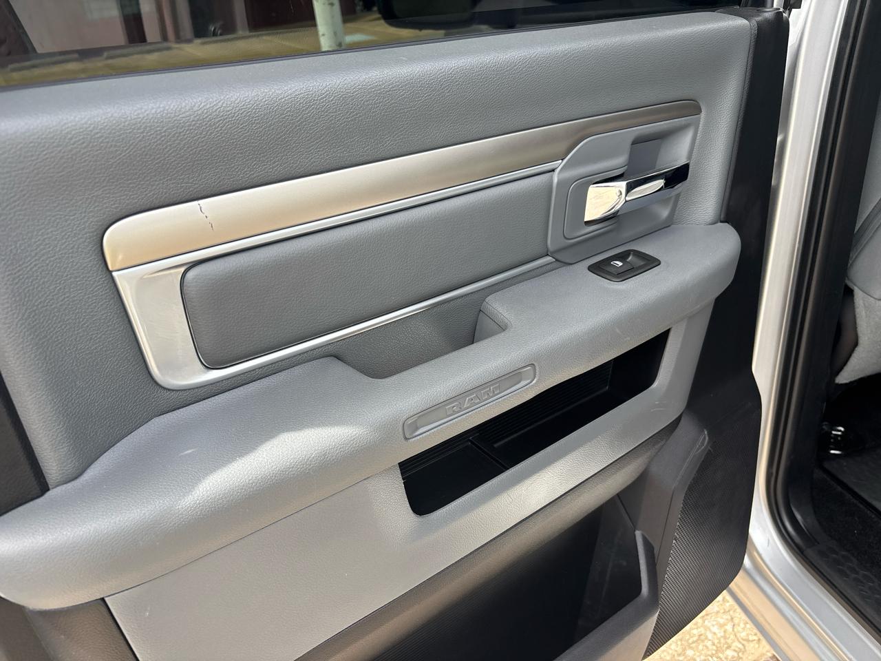 RAM 1500 SLT Crew Cab SWB 4WD 2016