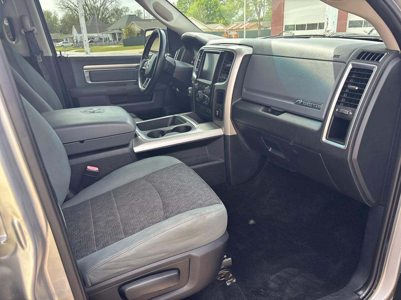 RAM 1500 SLT Crew Cab SWB 4WD 2016