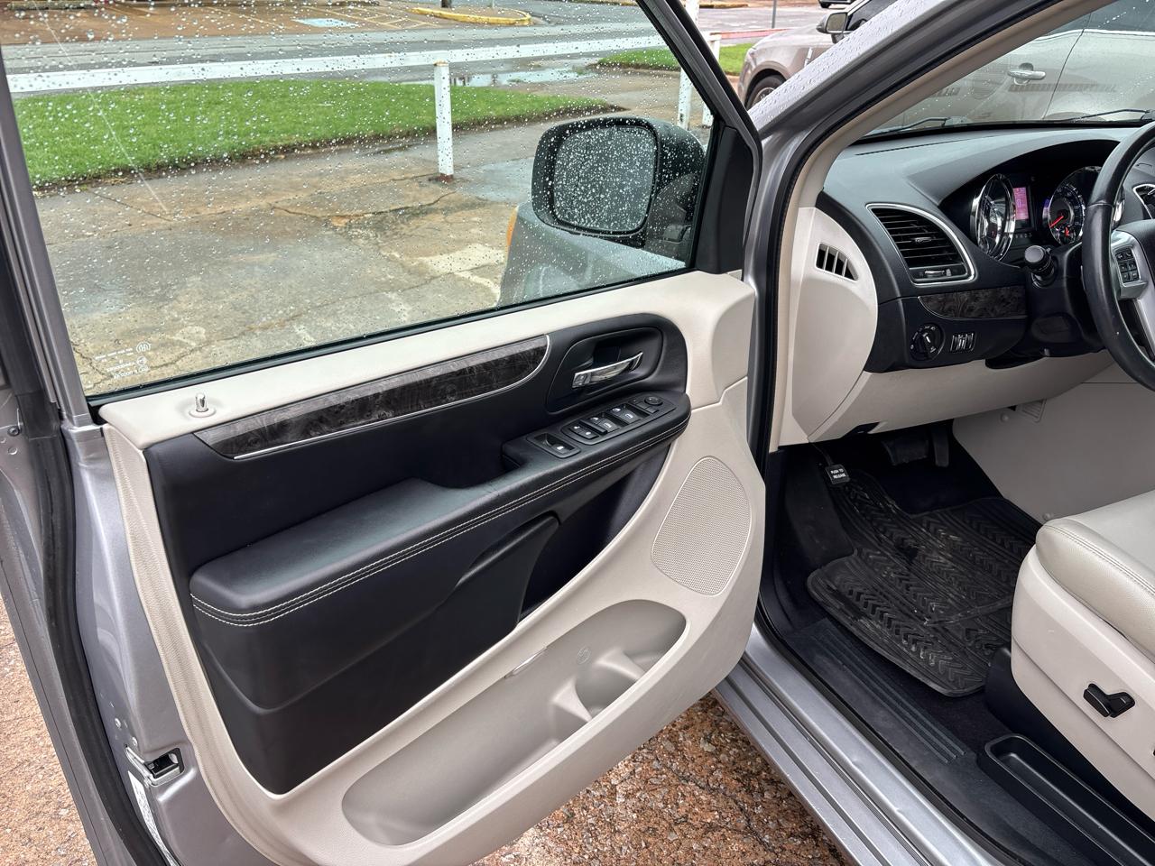 Chrysler Town & Country Touring 2013