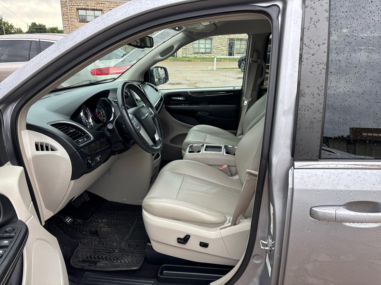 Chrysler Town & Country Touring 2013