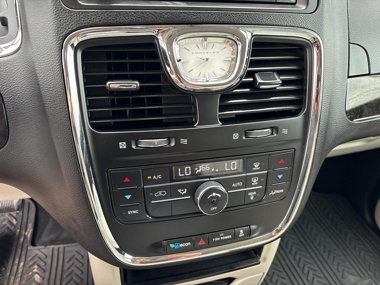 Chrysler Town & Country Touring 2013