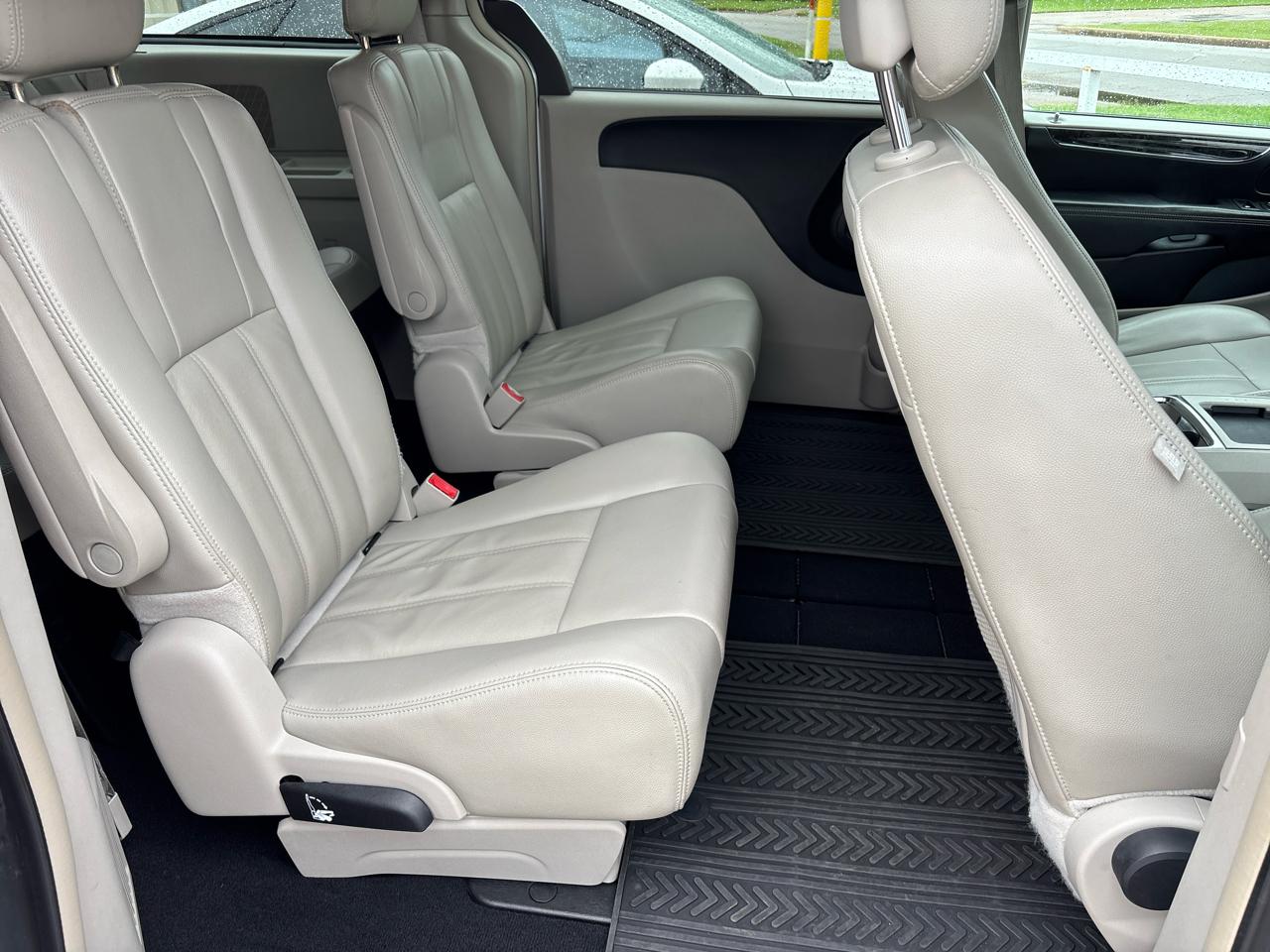Chrysler Town & Country Touring 2013