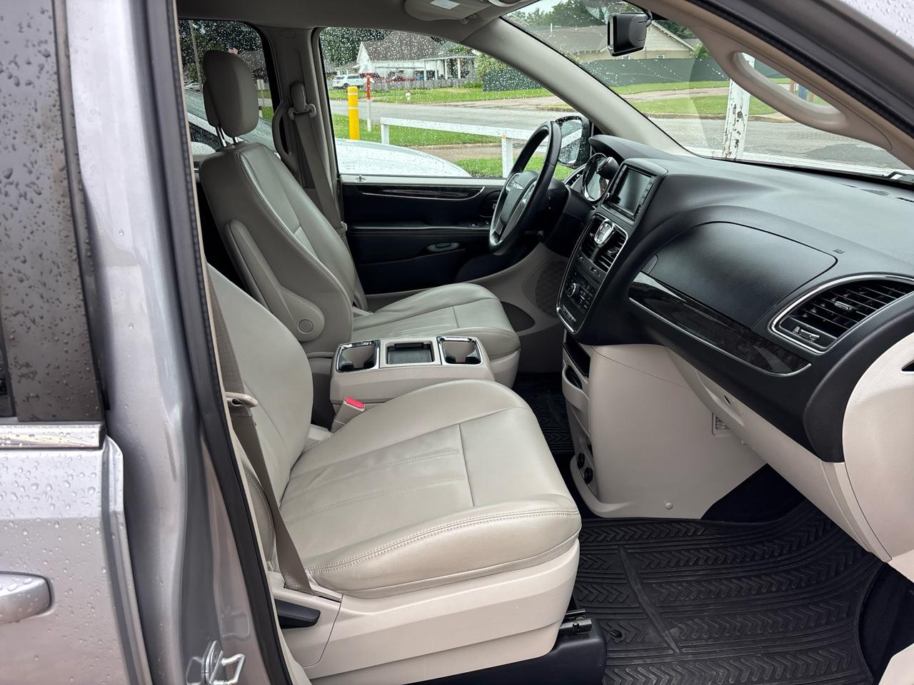 Chrysler Town & Country Touring 2013