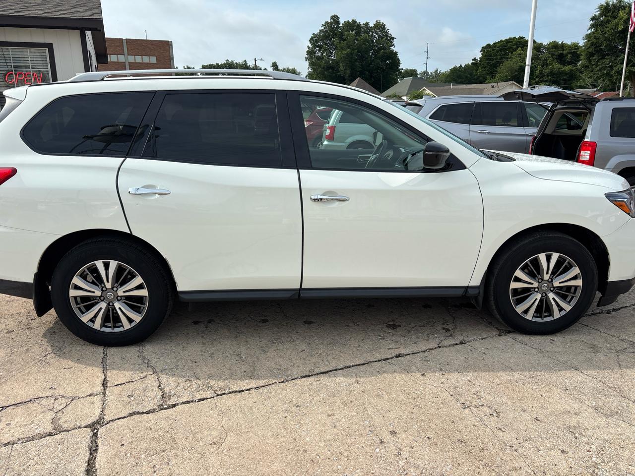 Nissan Pathfinder SV 2019