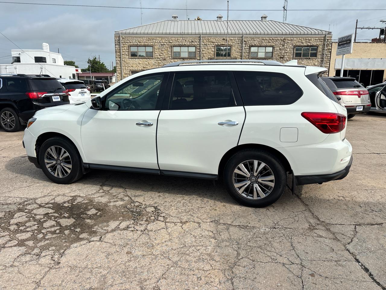 Nissan Pathfinder SV 2019