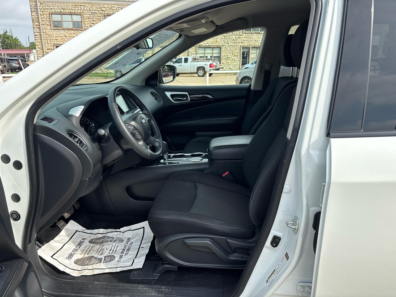 Nissan Pathfinder SV 2019