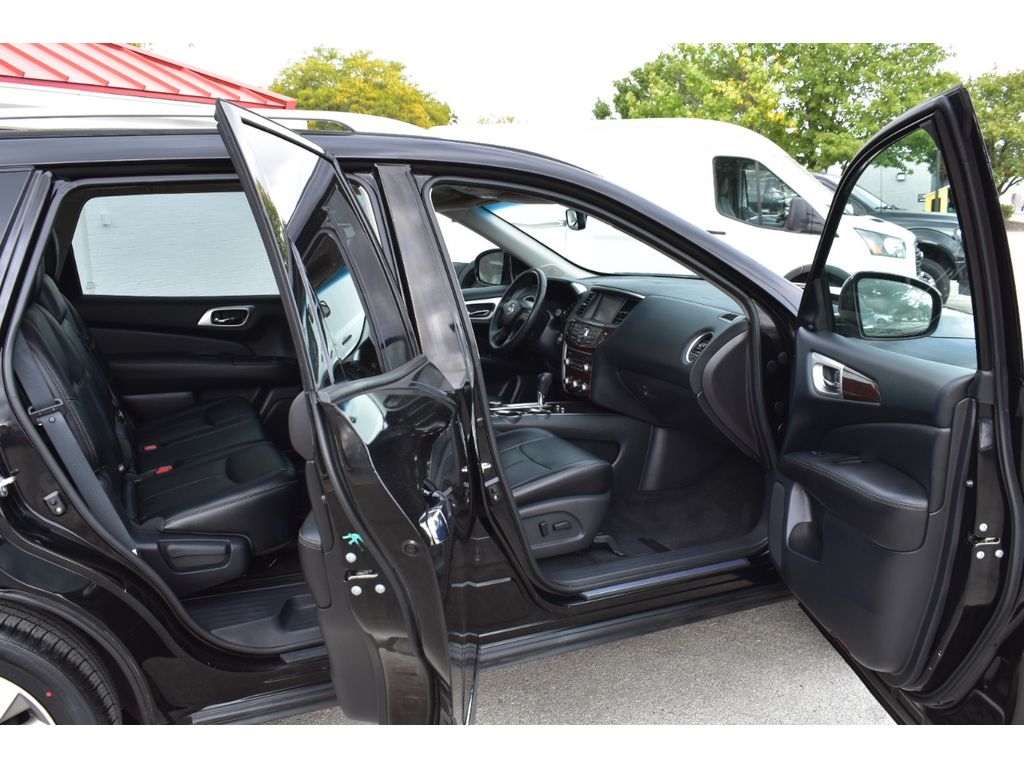 2015 Nissan Pathfinder Platinum photo 3