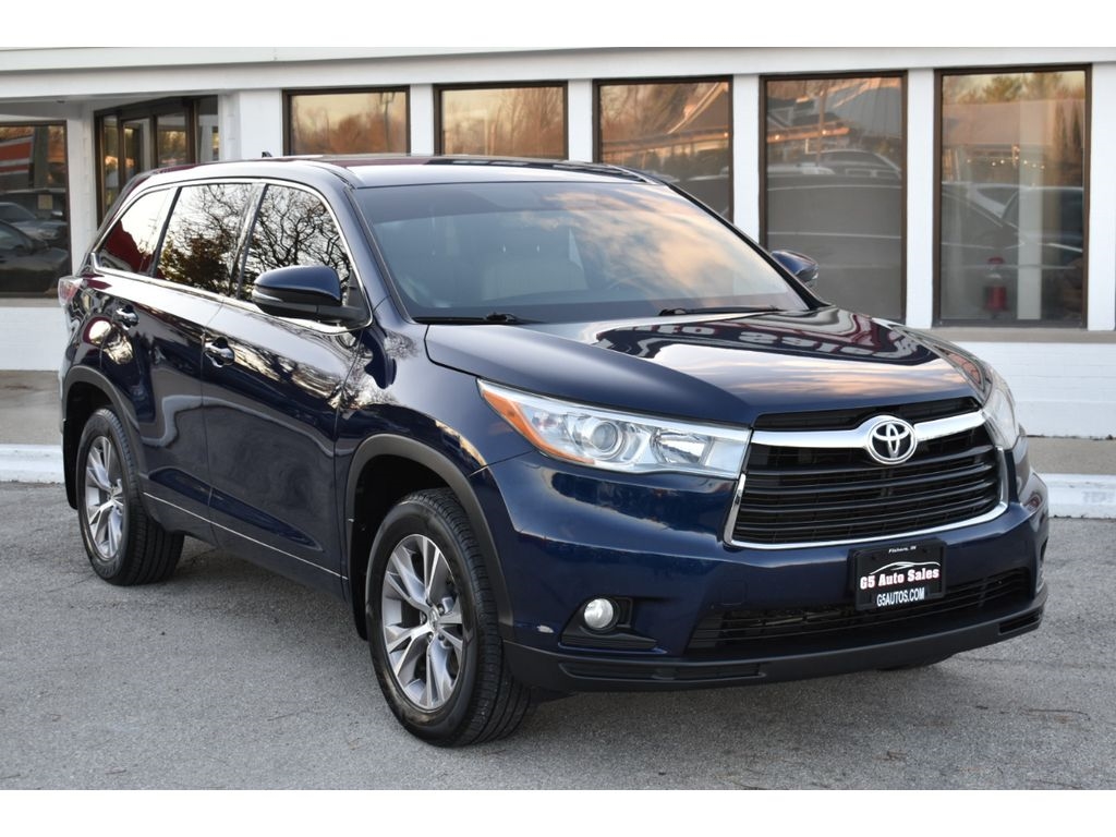 2015 Toyota Highlander LE Plus photo 3