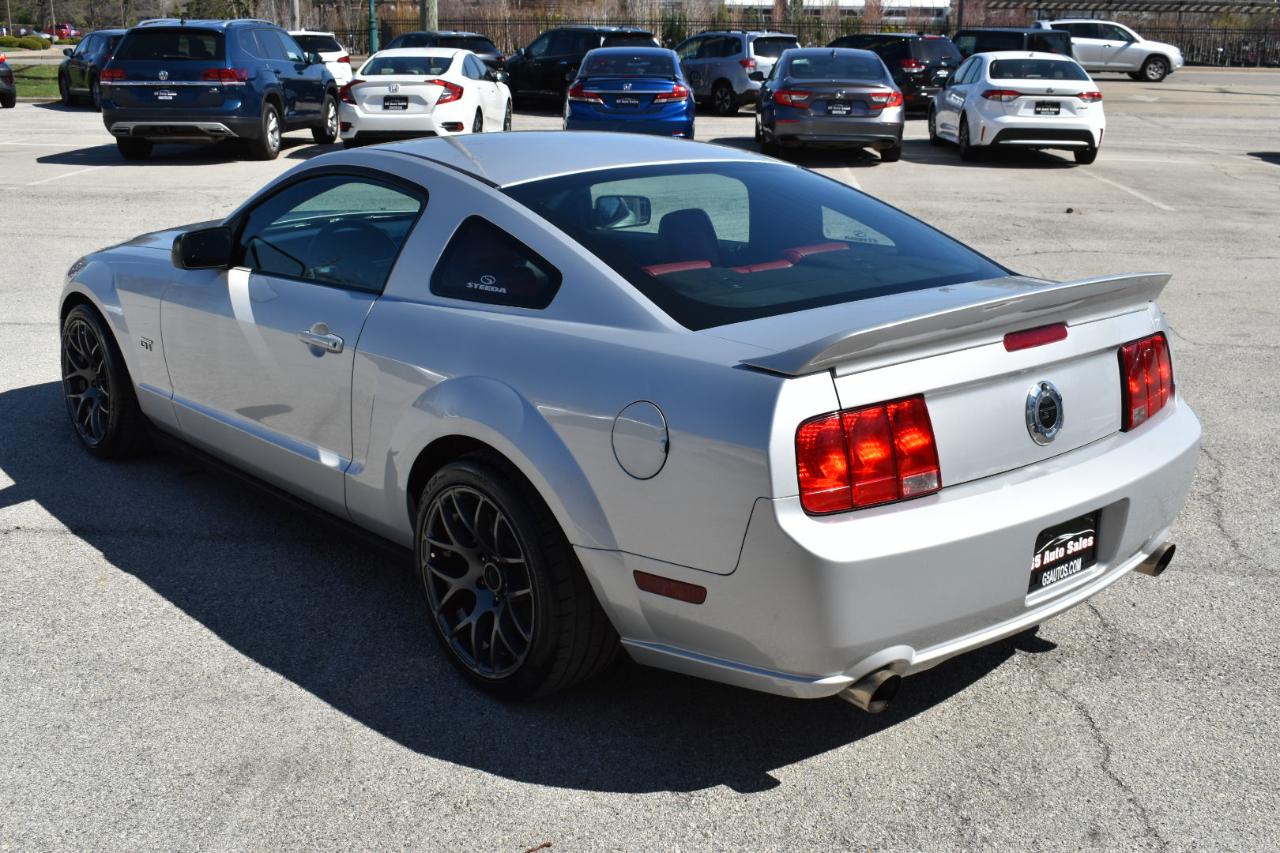 Ford Mustang GT Deluxe Coupe 2006