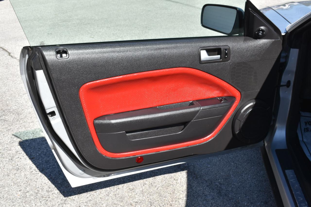 Ford Mustang GT Deluxe Coupe 2006