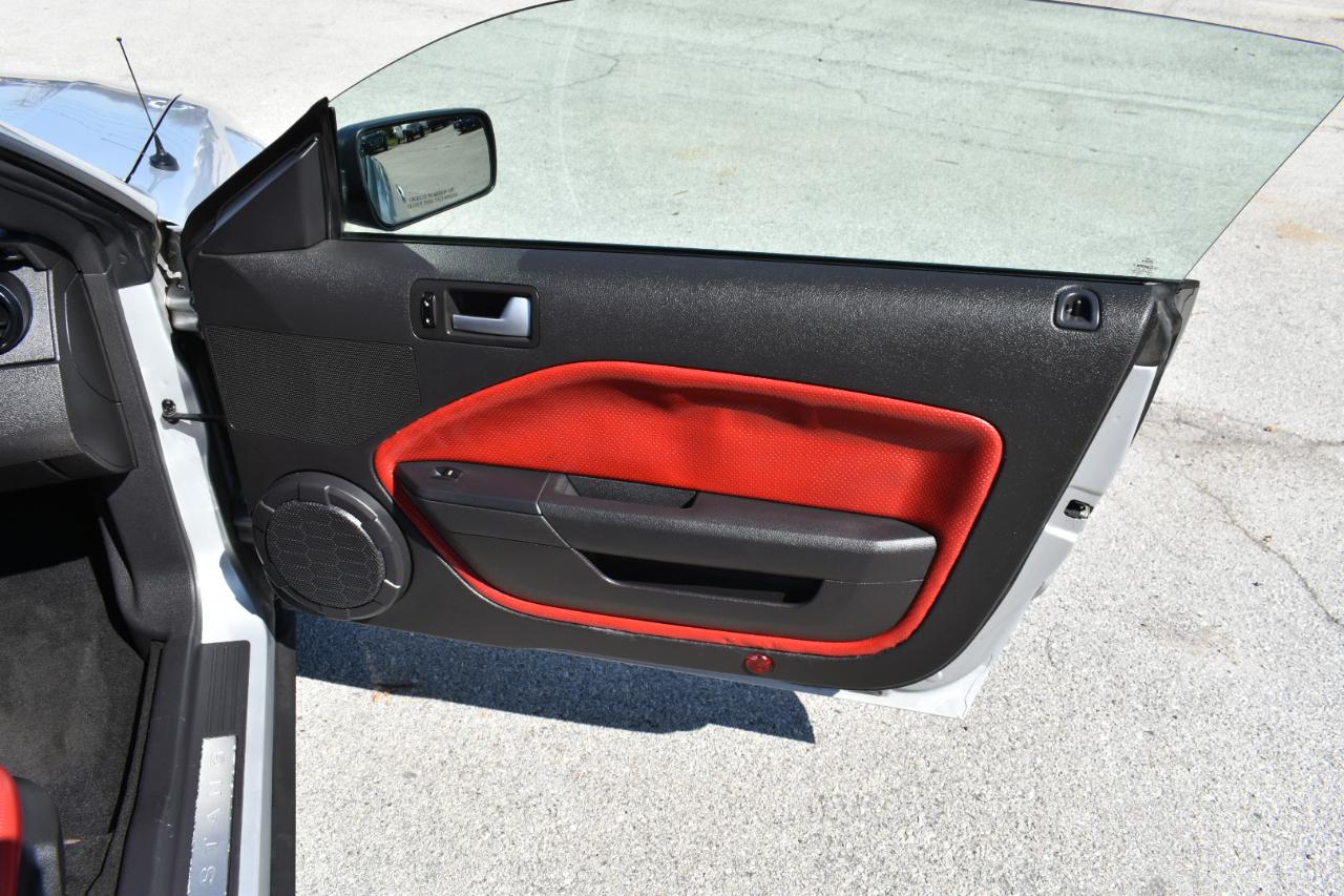 Ford Mustang GT Deluxe Coupe 2006