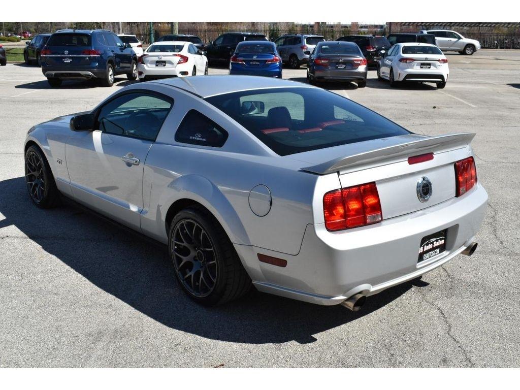 Ford Mustang GT Deluxe Coupe 2006