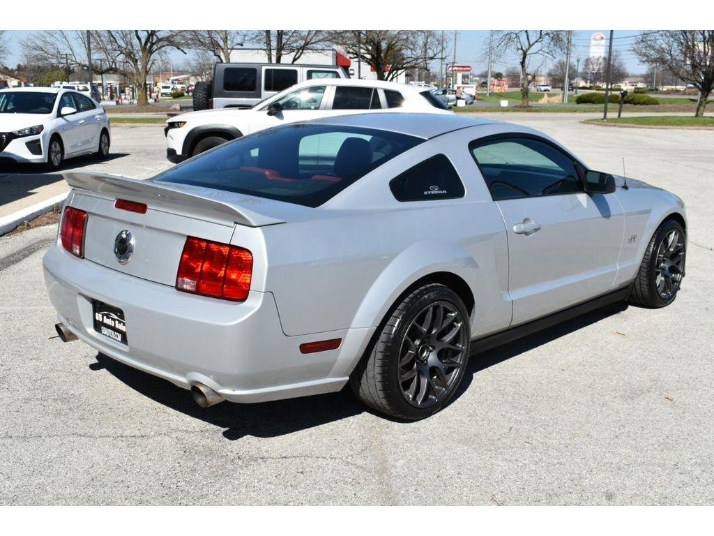 Ford Mustang GT Deluxe Coupe 2006