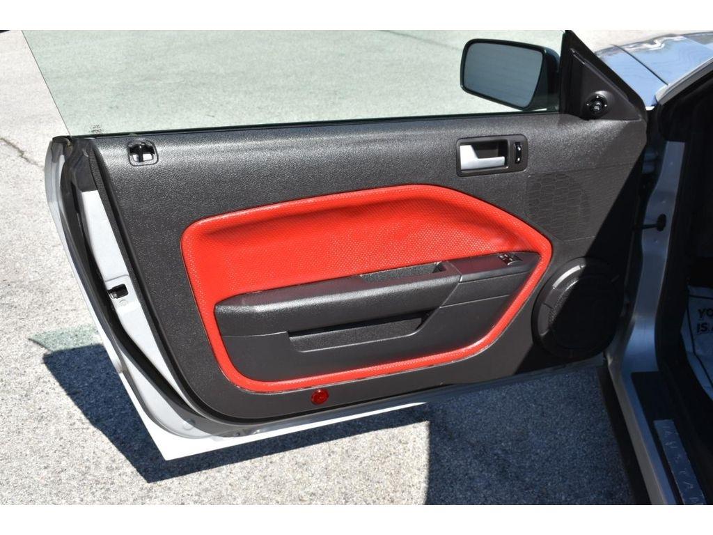 Ford Mustang GT Deluxe Coupe 2006