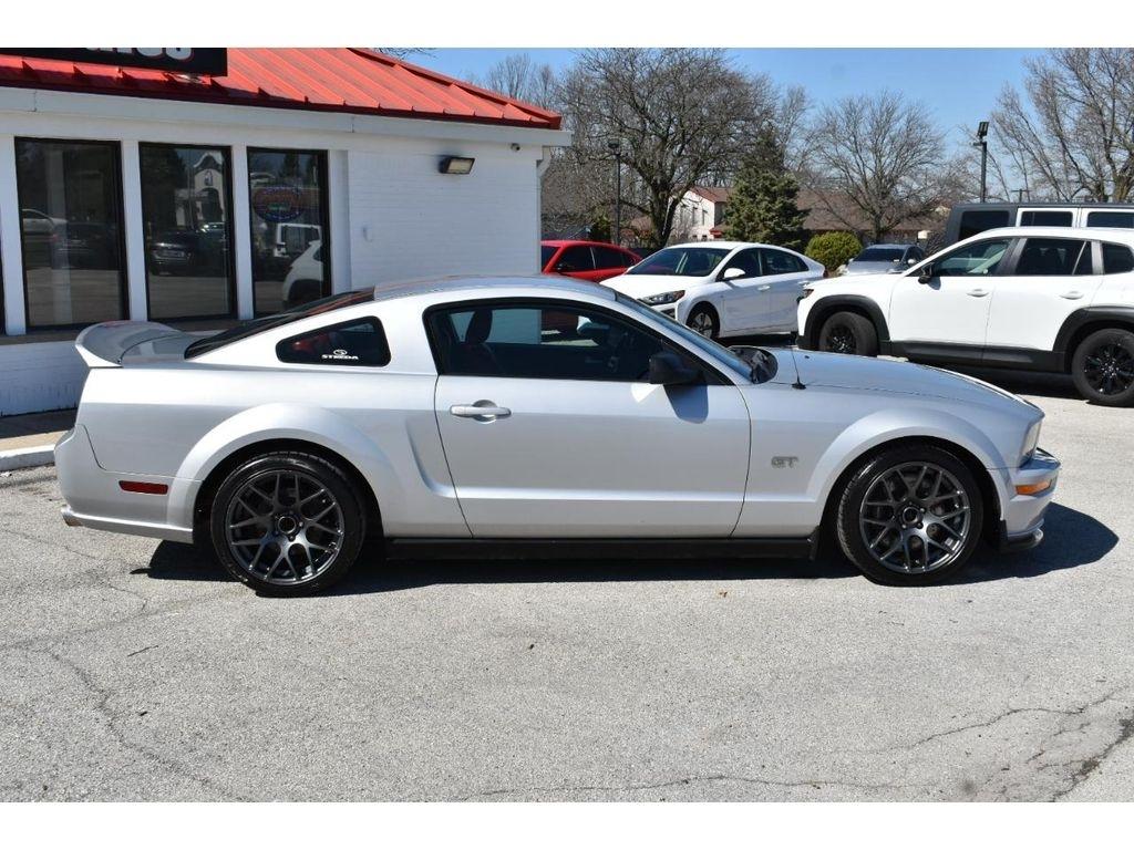 Ford Mustang GT Deluxe Coupe 2006