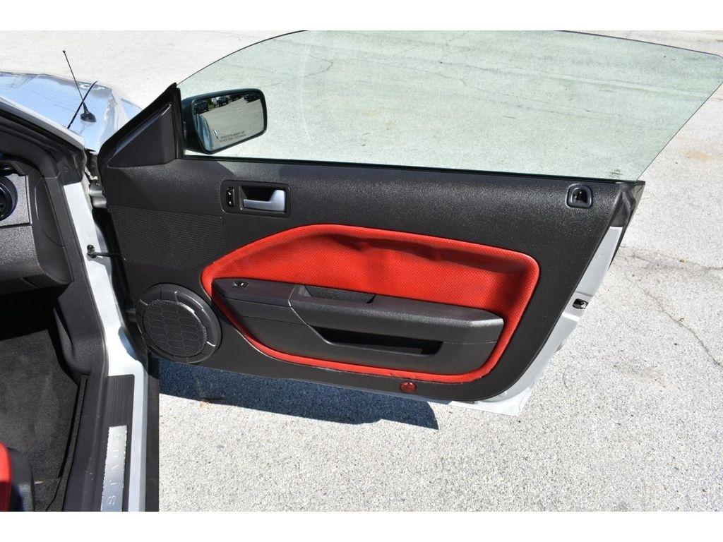 Ford Mustang GT Deluxe Coupe 2006