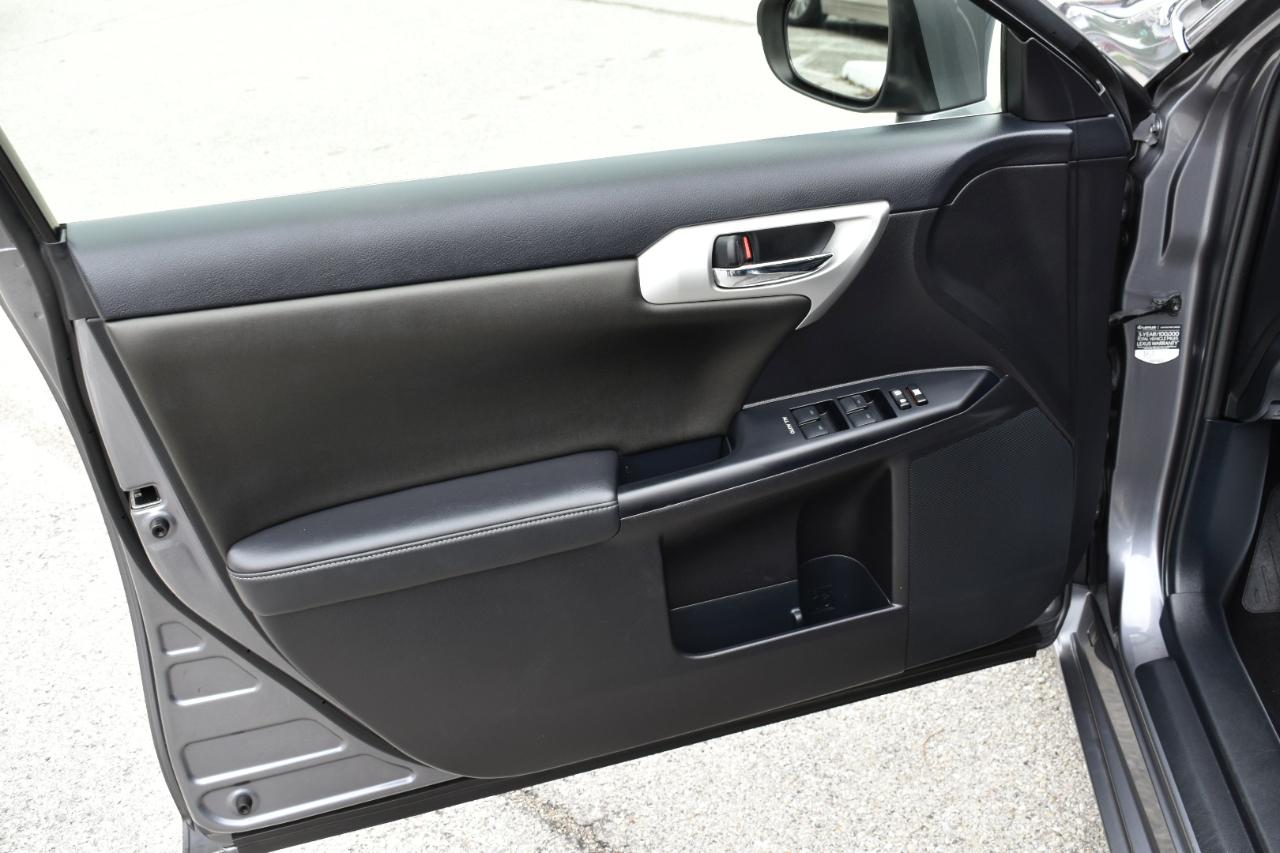 Lexus CT 200h Hybrid 4D Premium Sedan 2013