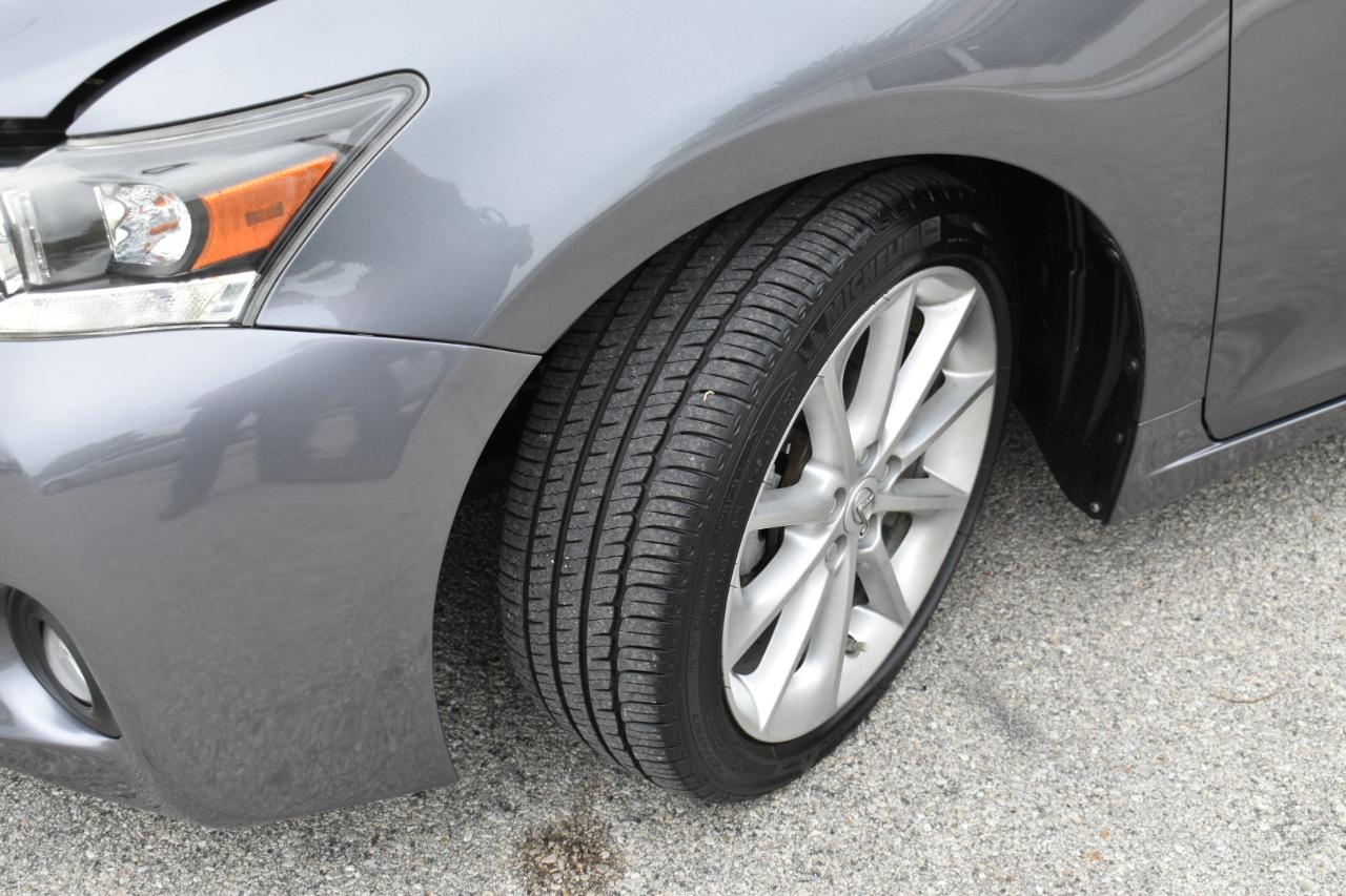 Lexus CT 200h Hybrid 4D Premium Sedan 2013