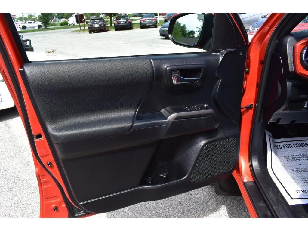 Toyota Tacoma 4WD Access Cab V6 MT TRD Sport (Natl) 2017