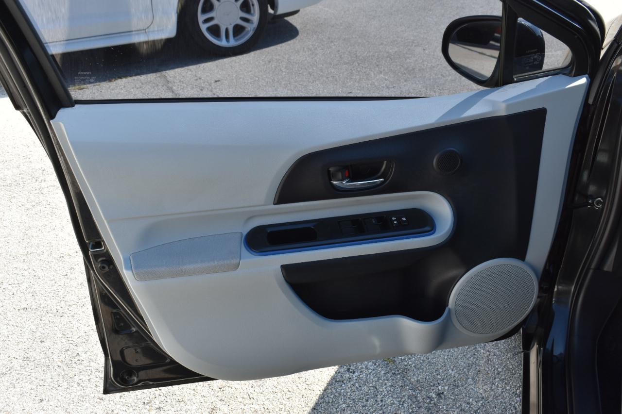 Toyota Prius c Three 2012