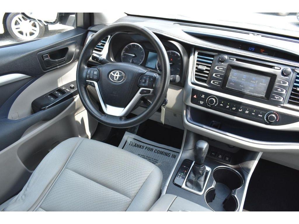 Toyota Highlander LE AWD V6 2016