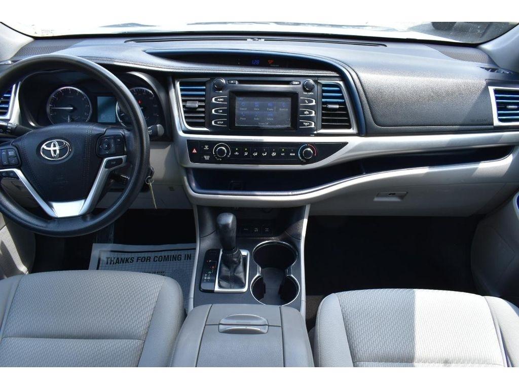 Toyota Highlander LE AWD V6 2016