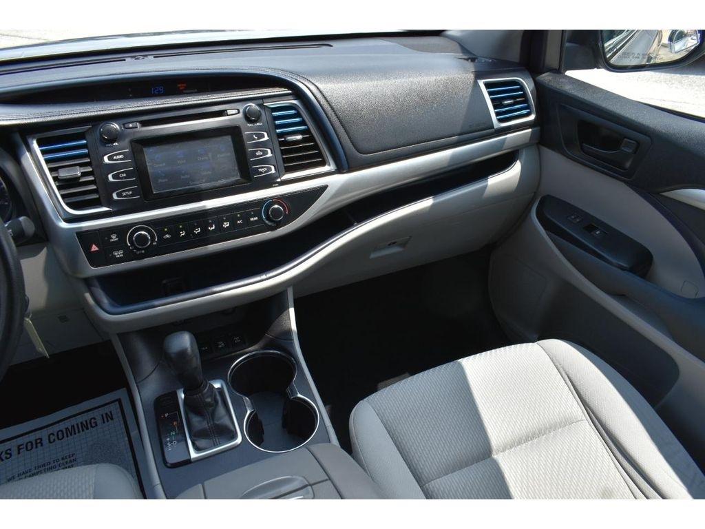 Toyota Highlander LE AWD V6 2016
